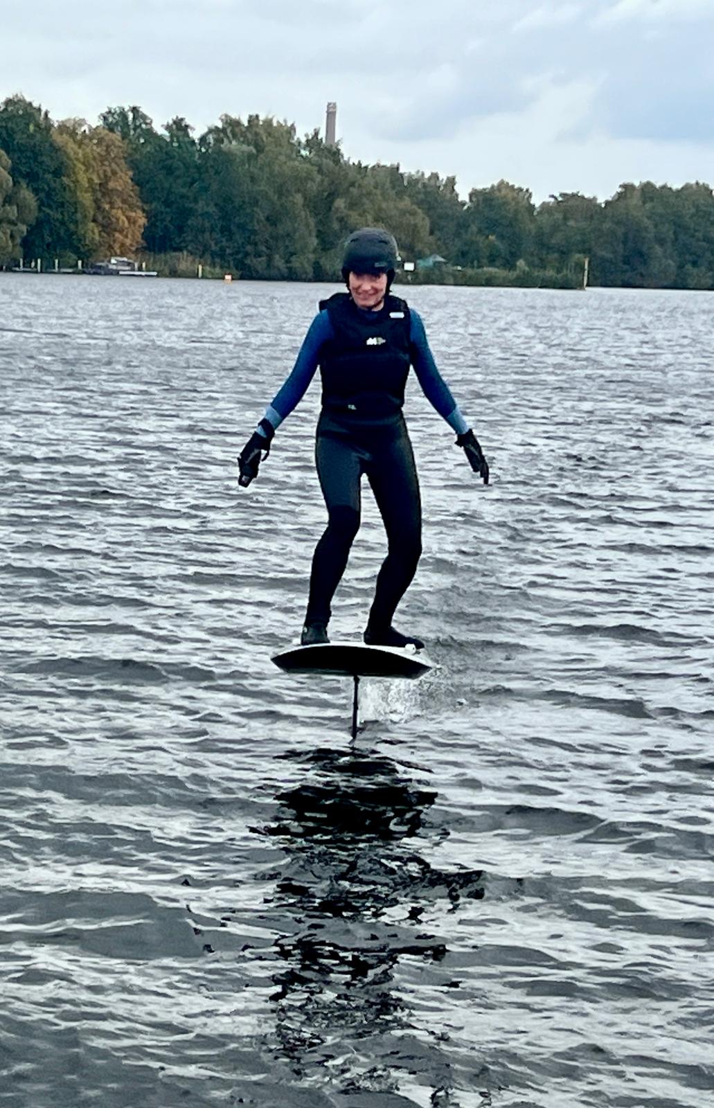 Britta fliegt auf dem eFoil über den See